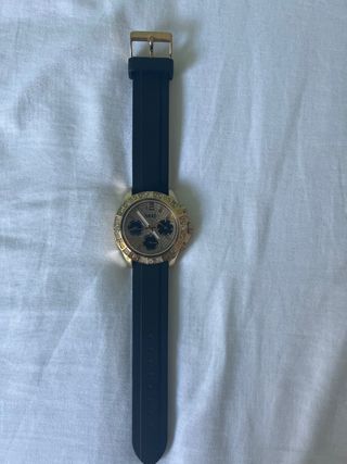 Reloj Guess dorado y negro