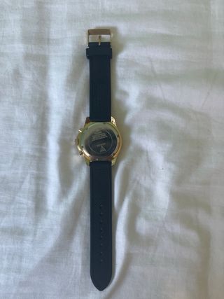 Reloj Guess dorado y negro