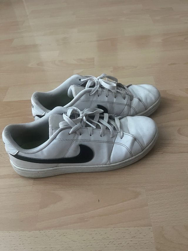 Zapatillas Nike blancas y negras