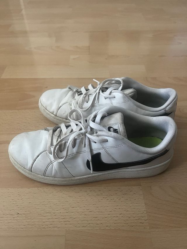 Zapatillas Nike blancas y negras