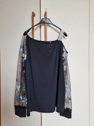 Blusa nera con maniche trasparenti dettagli blu