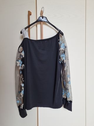 Blusa nera con maniche trasparenti dettagli blu