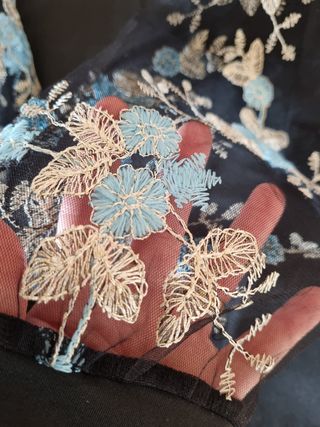Blusa nera con maniche trasparenti dettagli blu