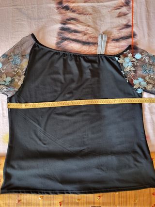 Blusa nera con maniche trasparenti dettagli blu