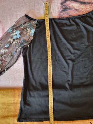 Blusa nera con maniche trasparenti dettagli blu
