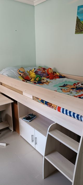 Litera infantil con escritorio, armario y cómoda.