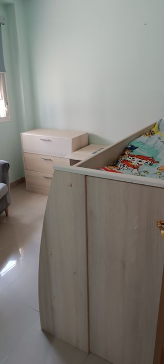 Litera infantil con escritorio, armario y cómoda.