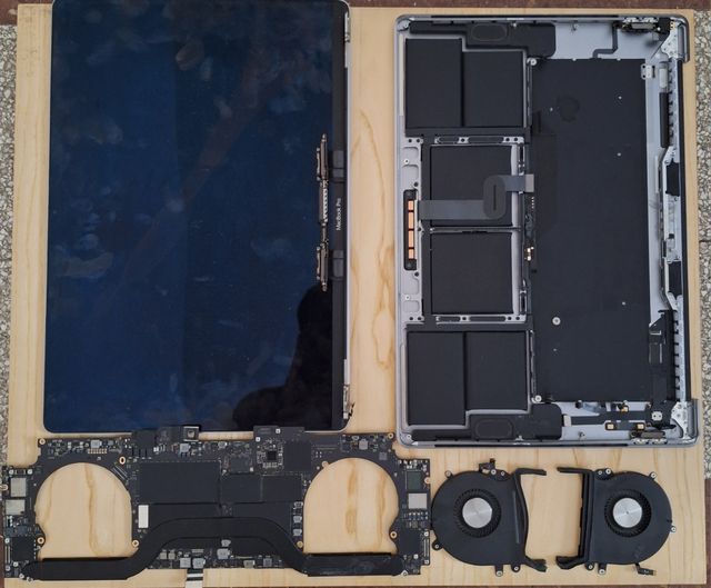 MacBook Pro A2141: Schermo e scheda rotti