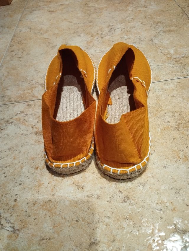 Alpargatas planas mostaza