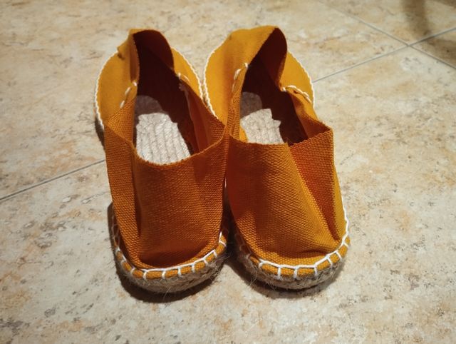 Alpargatas planas mostaza