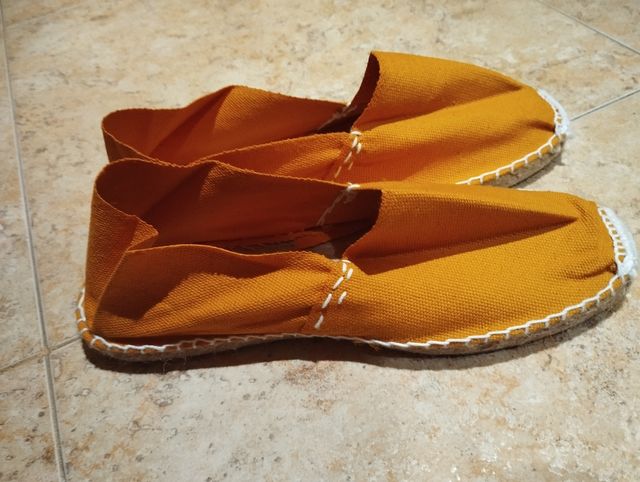 Alpargatas planas mostaza