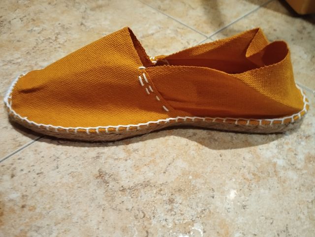 Alpargatas planas mostaza
