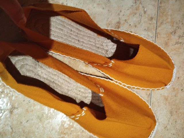 Alpargatas planas mostaza