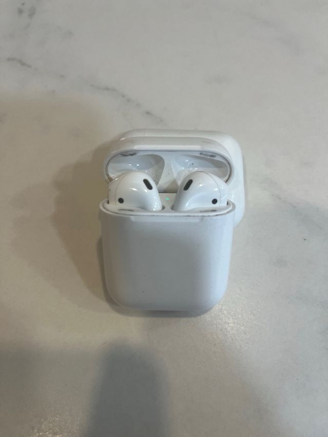 AirPods Apple blancos + caja de repuesto