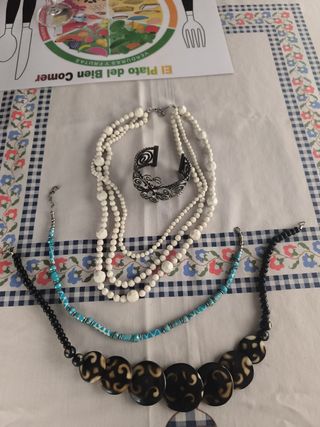 Bisutería: 3 Gargantillas y una pulsera 