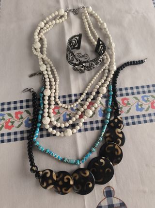 Bisutería: 3 Gargantillas y una pulsera 