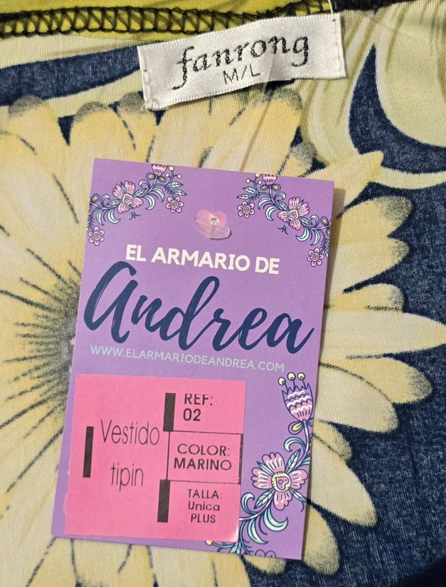 Vestido azul marino estampado floral.