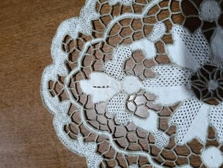 Centrino bianco in cotone, con ricami beige 