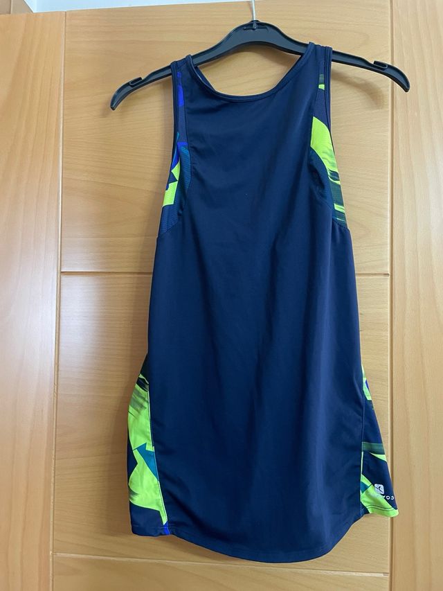 Camiseta deportiva azul y amarilla