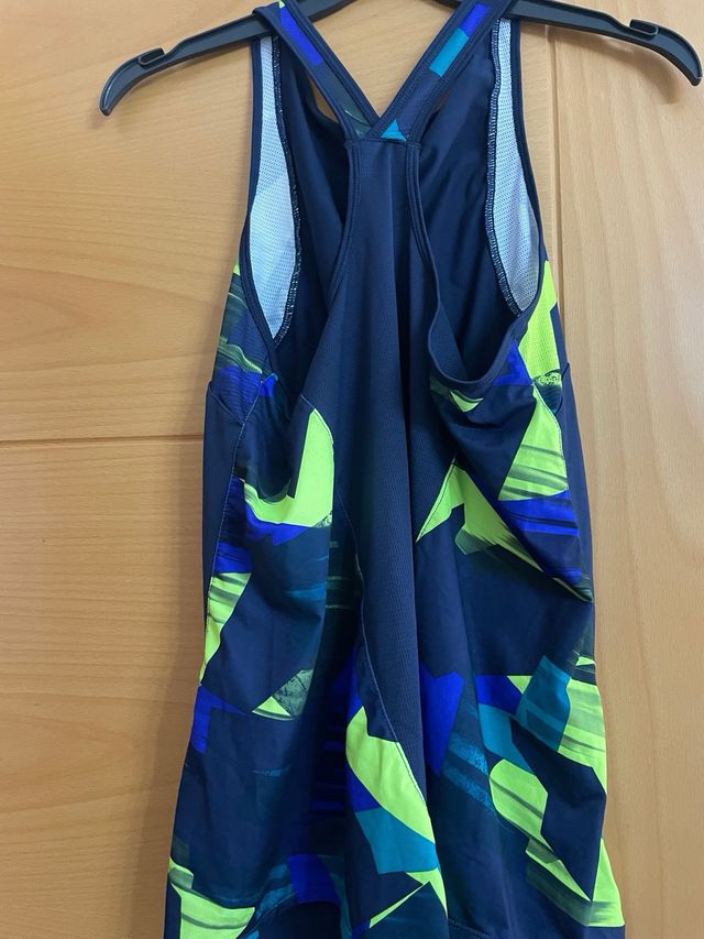 Camiseta deportiva azul y amarilla