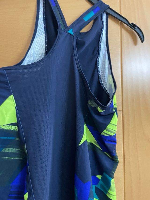 Camiseta deportiva azul y amarilla