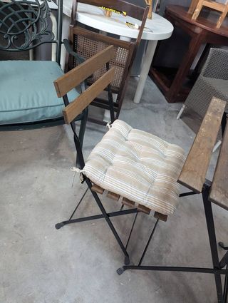 MESA Y DOS SILLAS DE IKEA