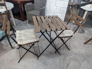 MESA Y DOS SILLAS DE IKEA