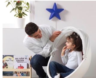 Silla giratoria infantil con capota