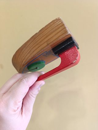 Plancha y tabla de planchar de madera