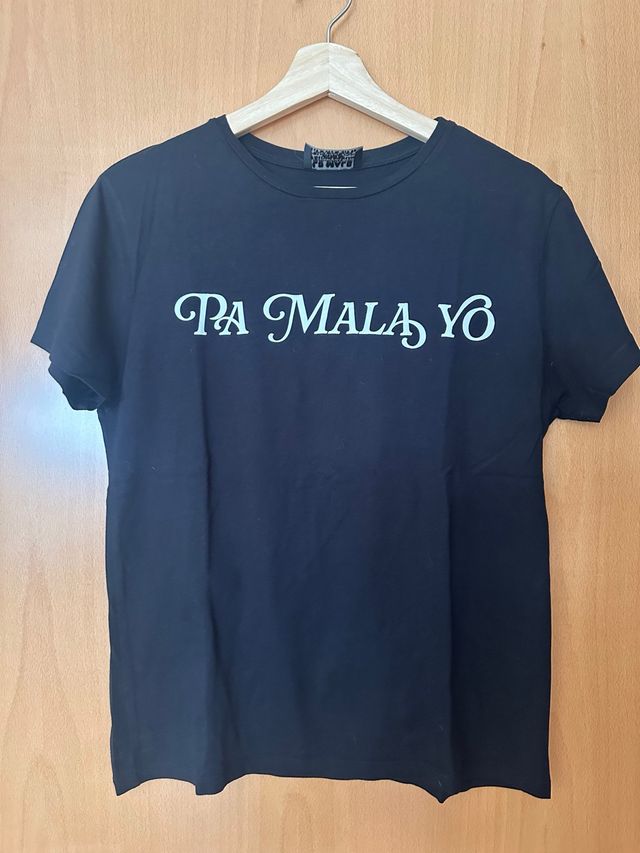 Camiseta negra “Lo malo” de Aitana y Ana Guerra