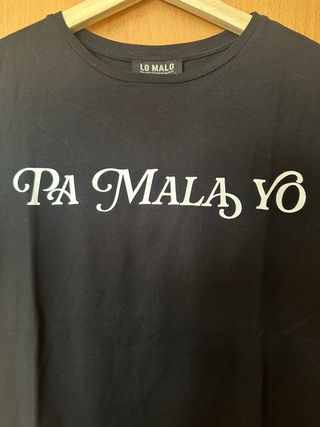 Camiseta negra “Lo malo” de Aitana y Ana Guerra