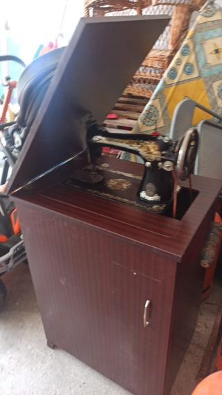 Se vende Máquina coser antigua con mueble 100€ 