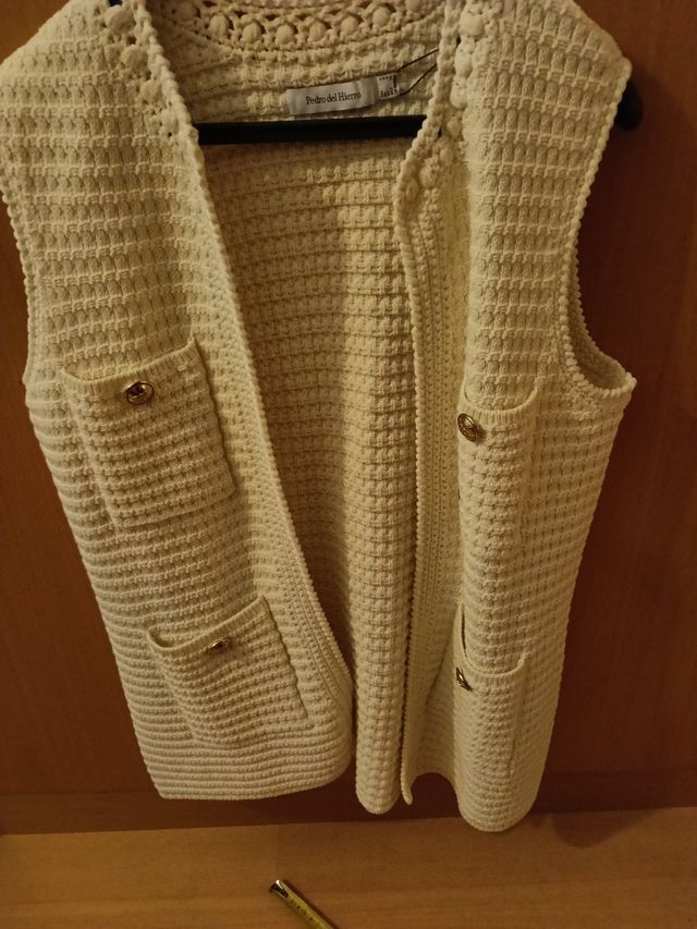 Chaleco Pedro del Hierro beige crochet nuevo