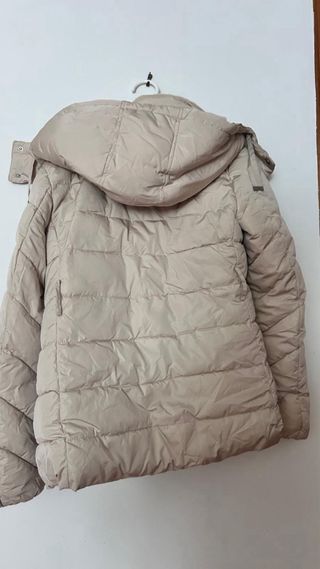 Plumifero beige con capucha