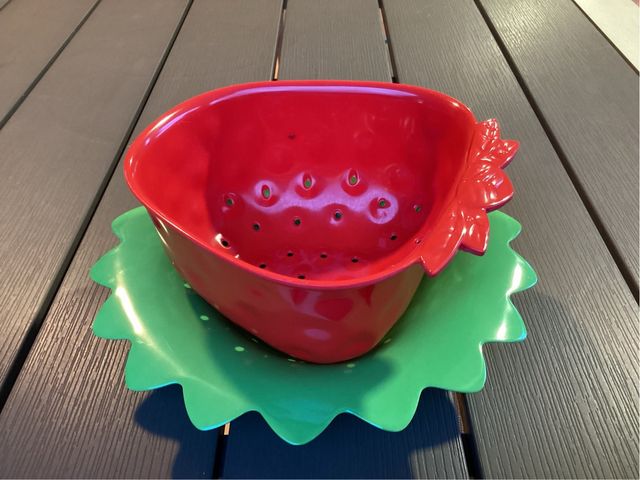 Escurridor fresa rojo - verde. 14 cm diámetro.