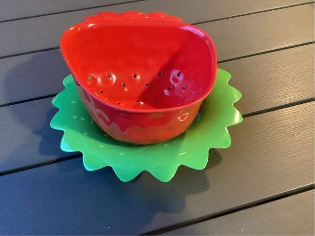 Escurridor fresa rojo - verde. 14 cm diámetro.