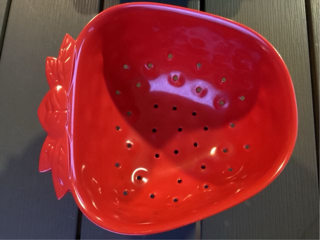 Escurridor fresa rojo - verde. 14 cm diámetro.