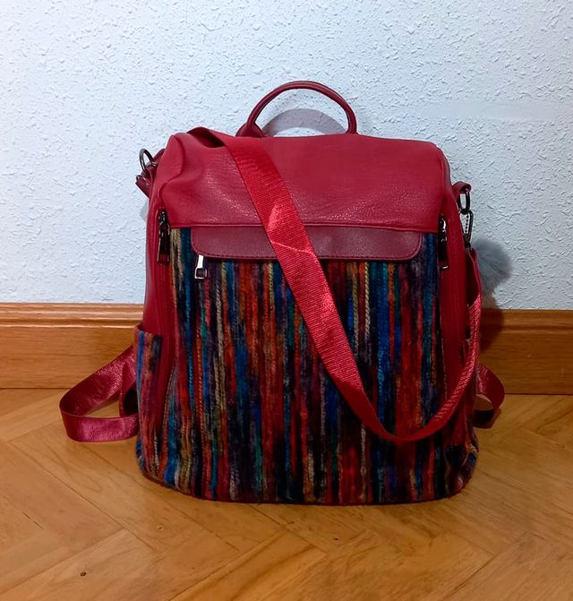 Mochila bandolera roja y multicolor