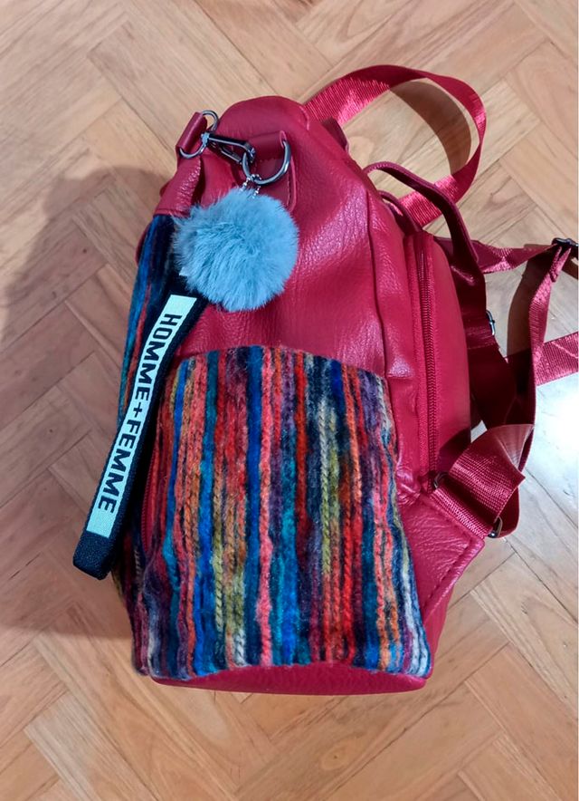 Mochila bandolera roja y multicolor