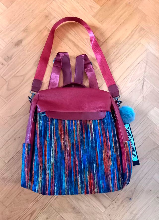 Mochila bandolera roja y multicolor