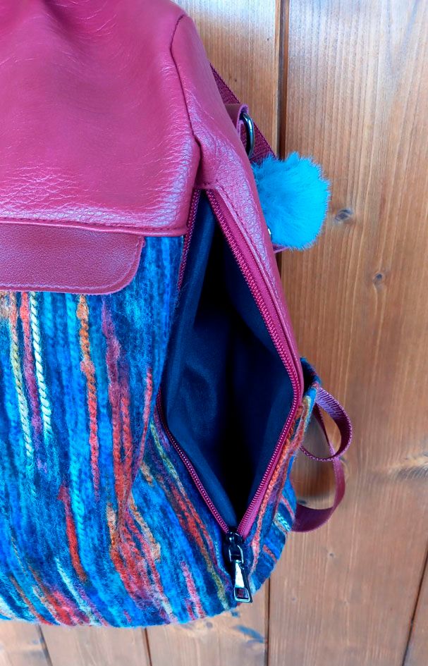 Mochila bandolera roja y multicolor