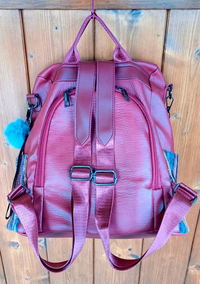 Mochila bandolera roja y multicolor