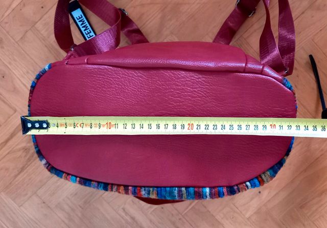 Mochila bandolera roja y multicolor