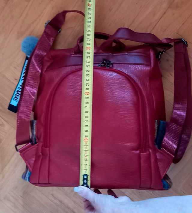 Mochila bandolera roja y multicolor