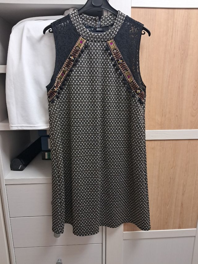 Vestido negro y beige con encaje