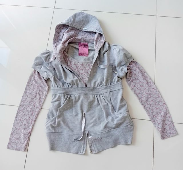 Felpa con cappuccio grigia e rosa