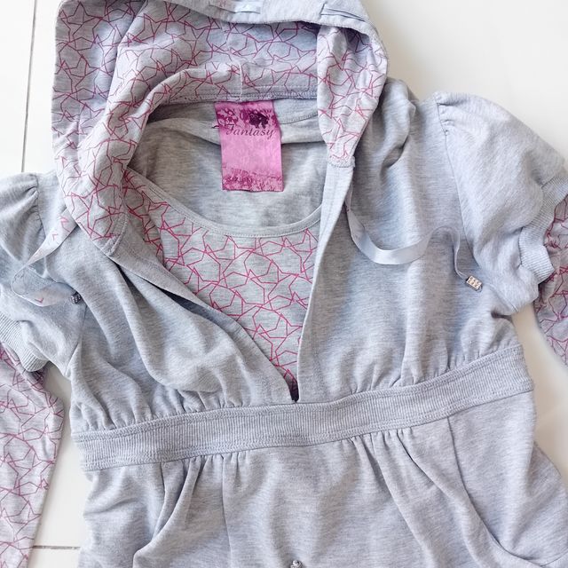 Felpa con cappuccio grigia e rosa