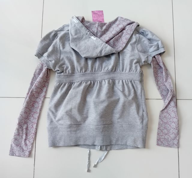 Felpa con cappuccio grigia e rosa