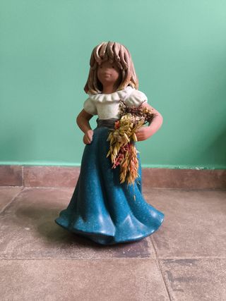Figura cerámica niña flores