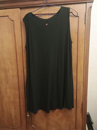 Vestido corto/top negro sin mangas con bolsillos. 